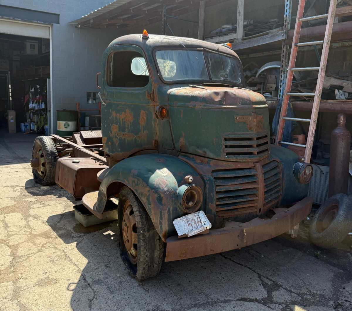 GMC-COE-GMT-SNUB-NOSE-CAB-OVER-ENGINE-1945-Cab-Chassis-Black