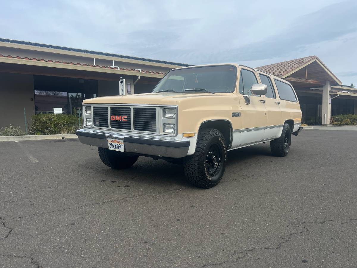 Gmc-Suburban-2500-1987-brown