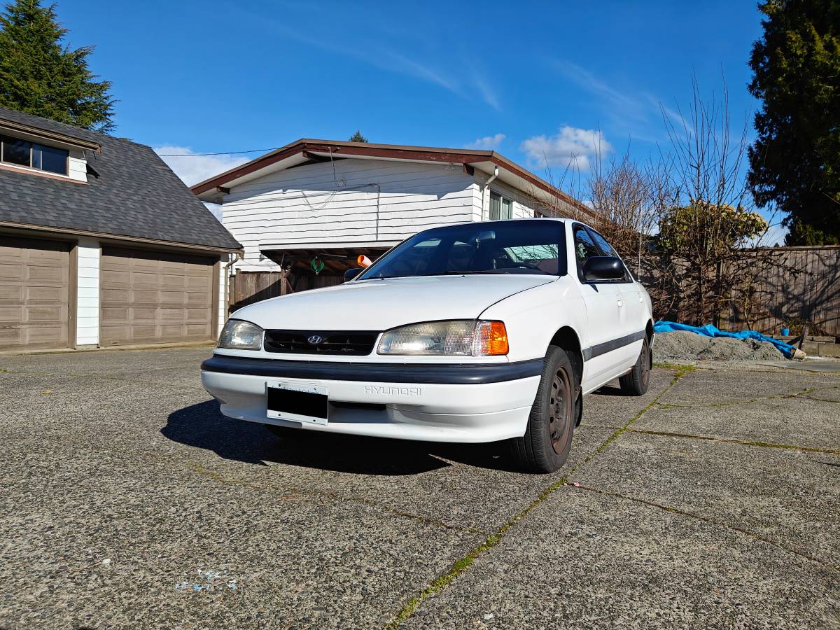 Hyundai-elantra-1993-white