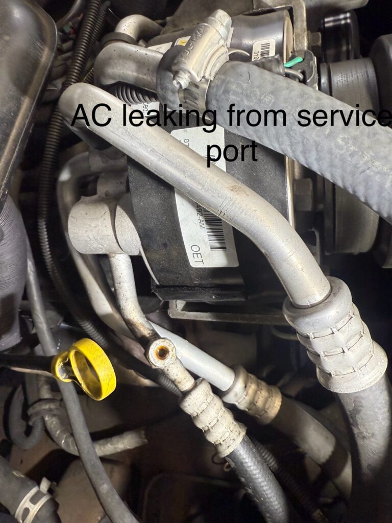 Fuite de climatisation à la valve de service relevée à l'inspection du Suburban 1995