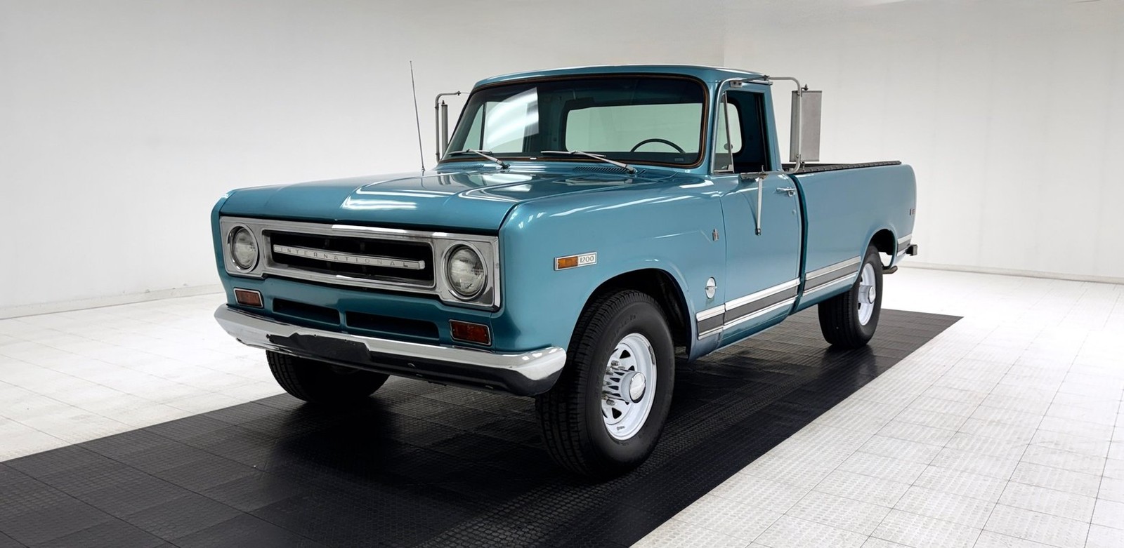 International-1969-Pickup-Truck-Blue