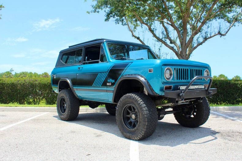 International-1973-SUV-Black