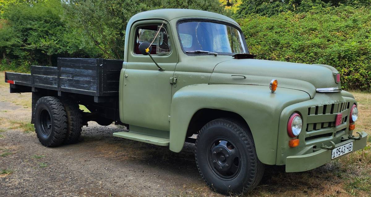 International-ihc-L-130-1-ton-1952-green