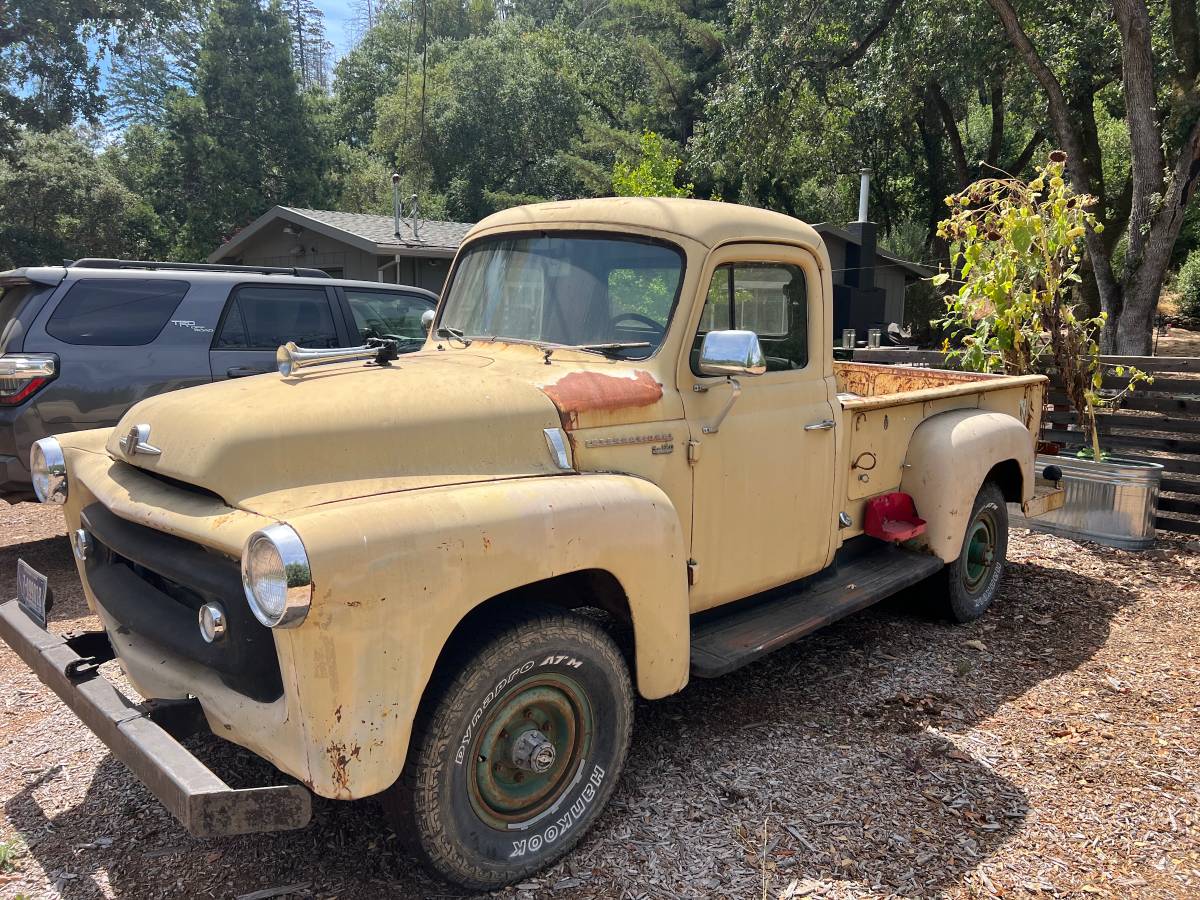 International-ihc-S120-4-x-4.-1956-yellow