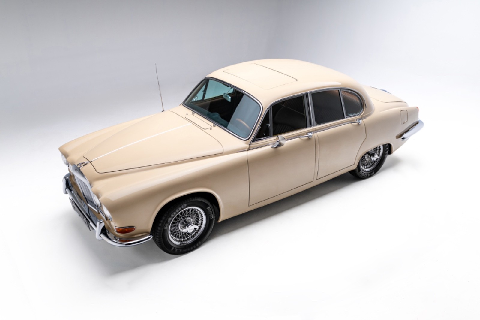 Jaguar-420-1967-Sedan-Brown