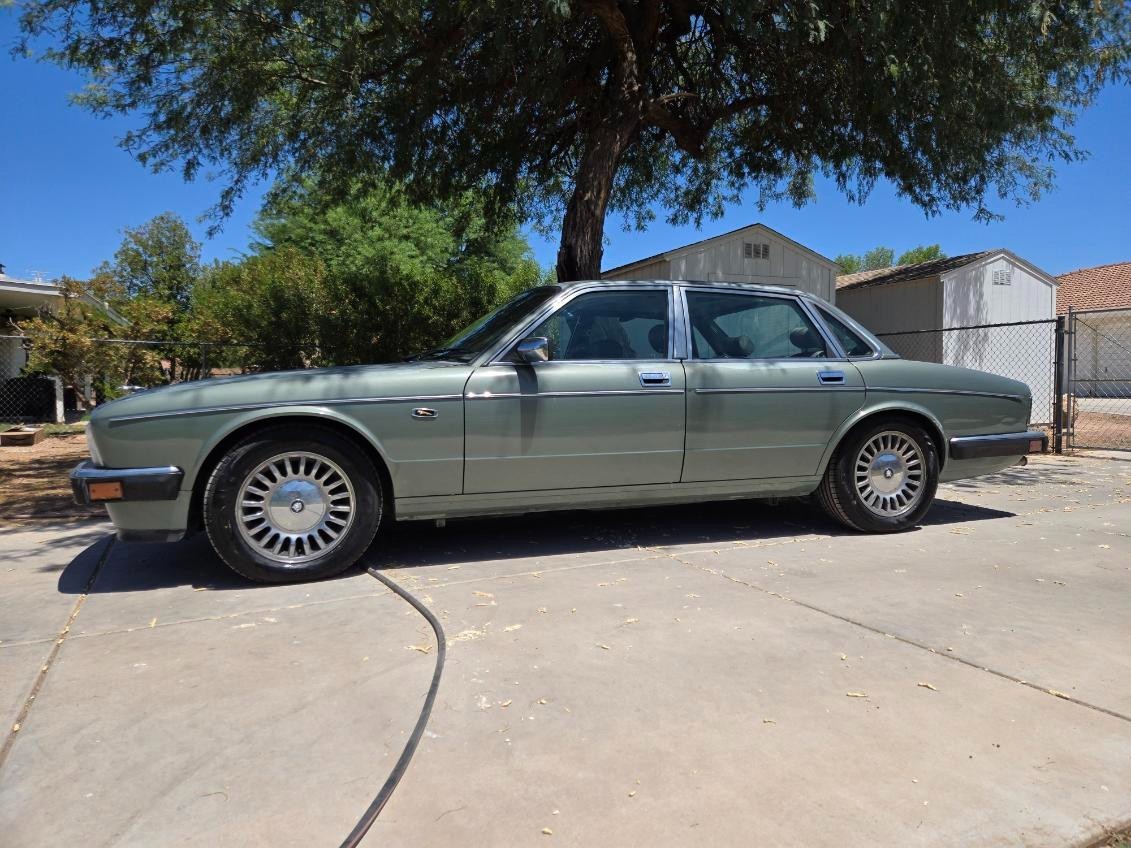 Jaguar-XJ12-1994-Sedan-Biscuit