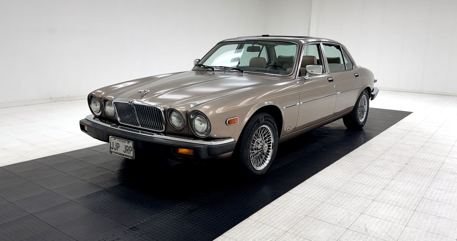 Jaguar-XJ6-1986-Sedan-Doeskin Jaguar XJ6 1986
