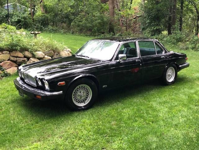 Jaguar-Xj-1985-black
