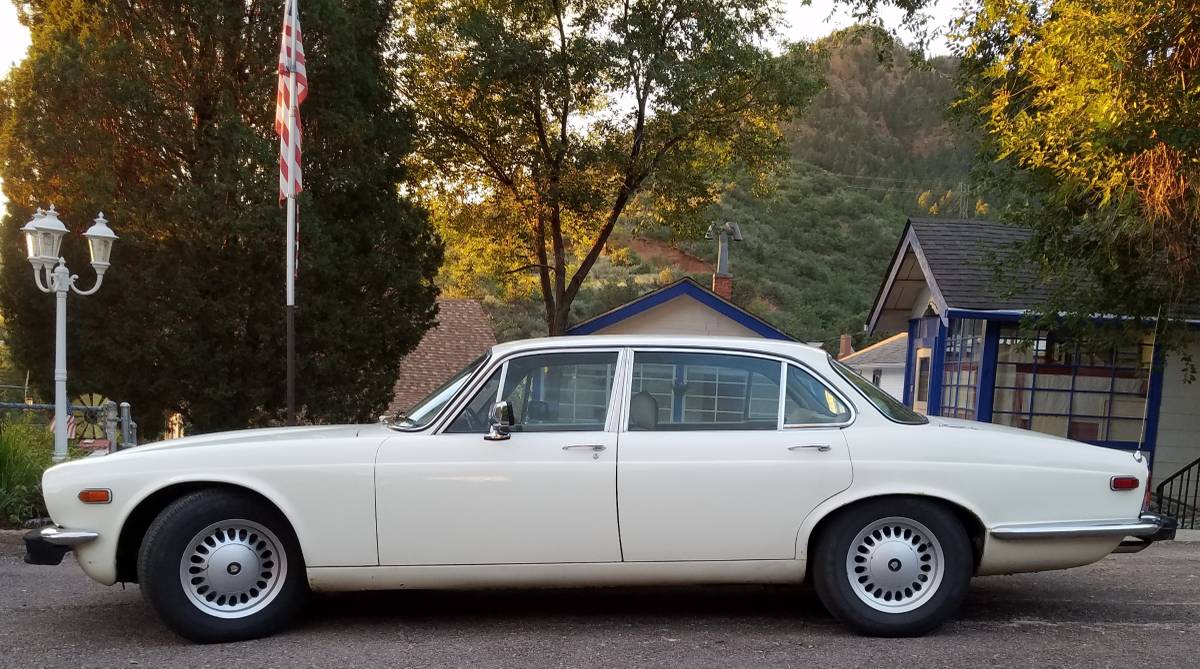 Jaguar-Xj6-1976-white