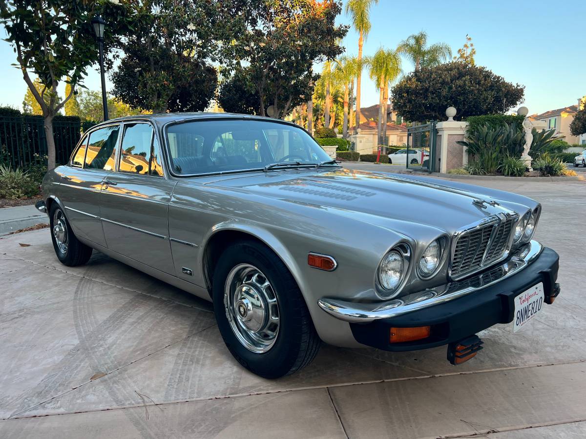 Jaquar-xj6l-1976-Gray