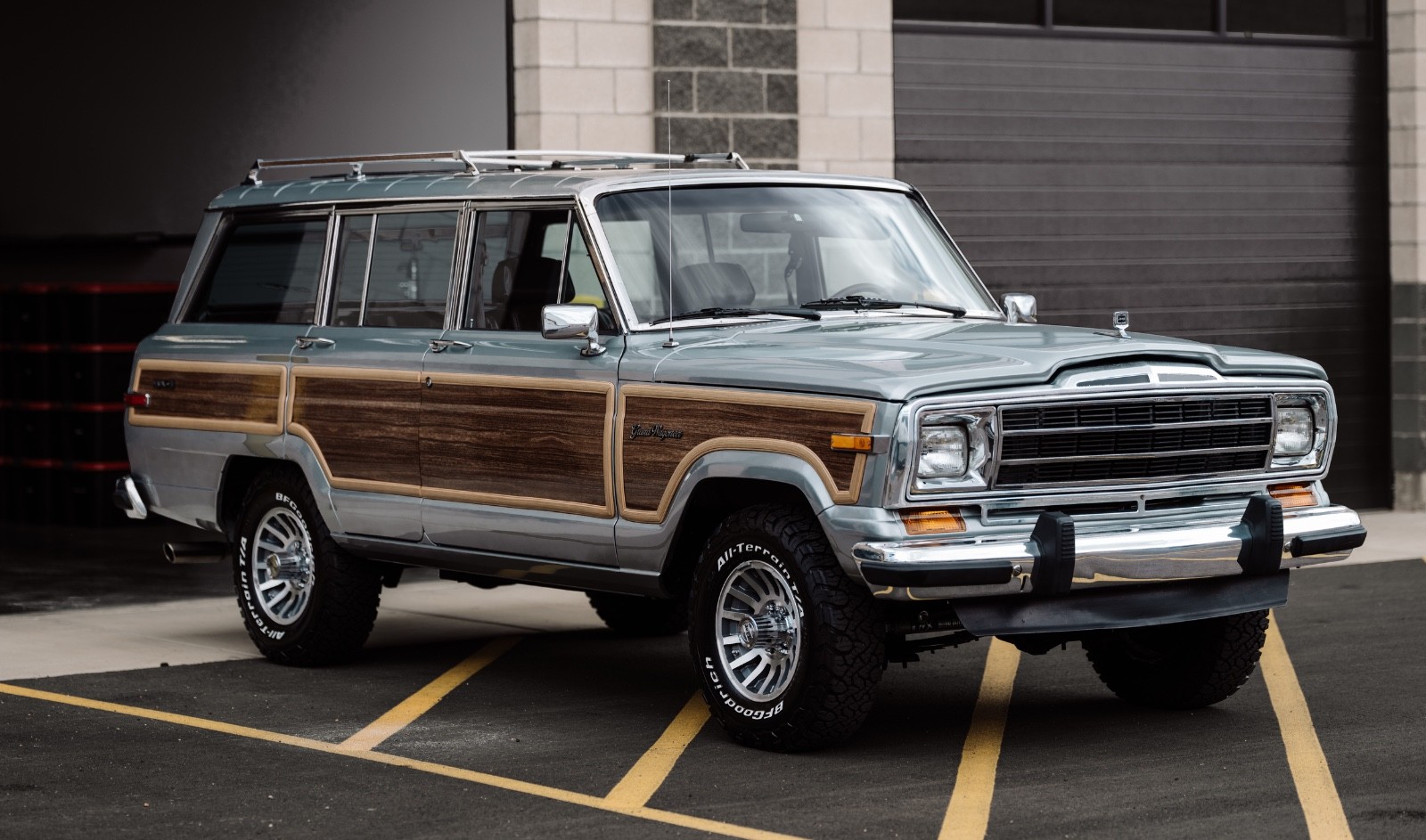 Jeep-Grand-wagoneer-1991-Silver-Burgundy