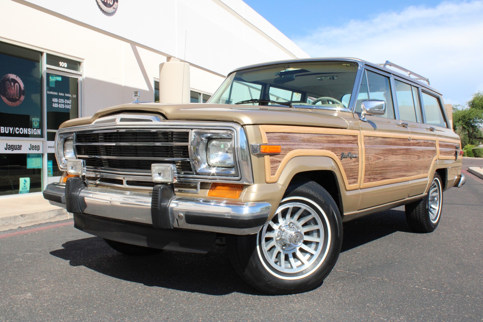 Jeep-Wagoneer-1990-SUV-Tan