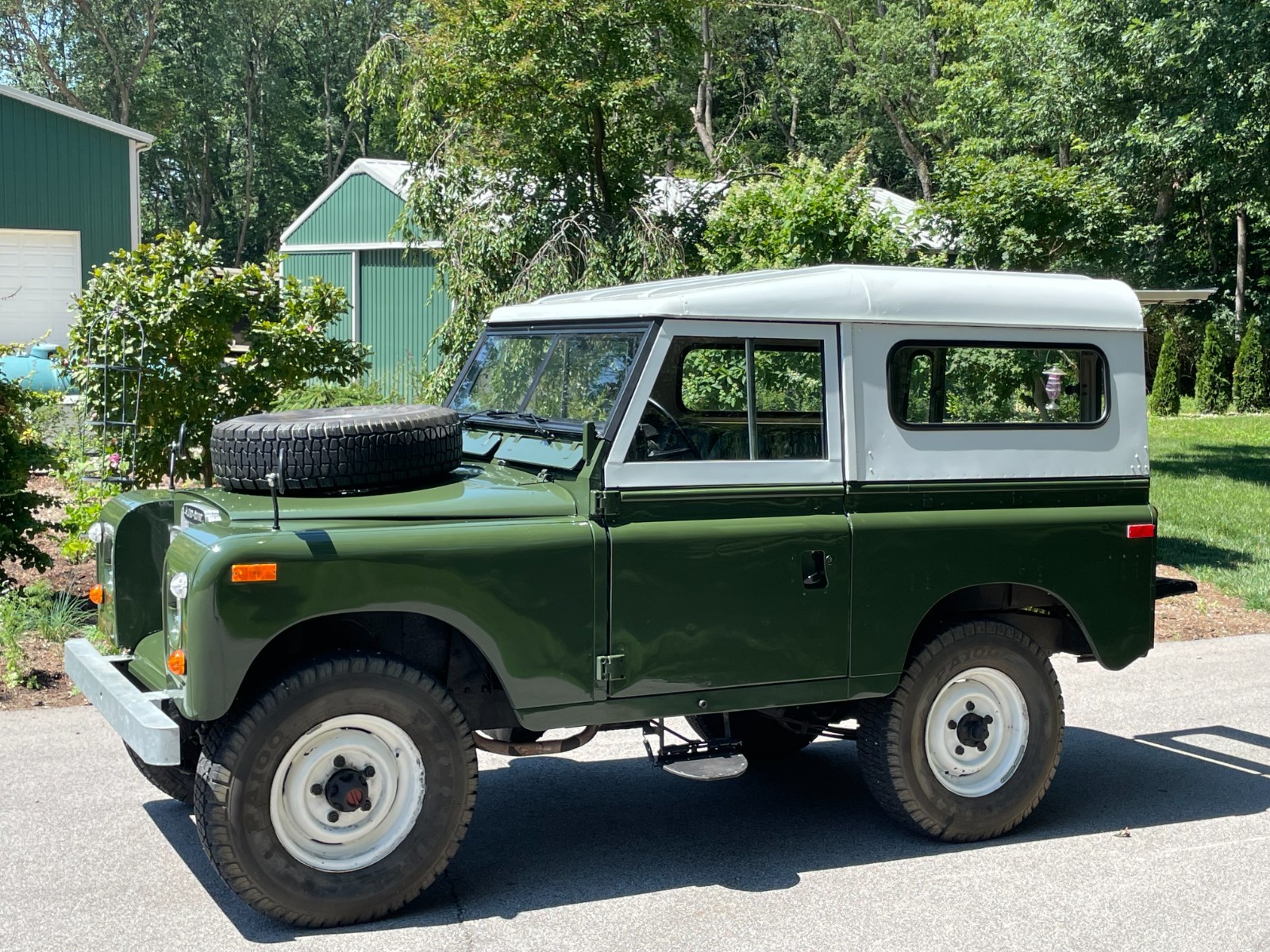Land-Rover-Defender-1973