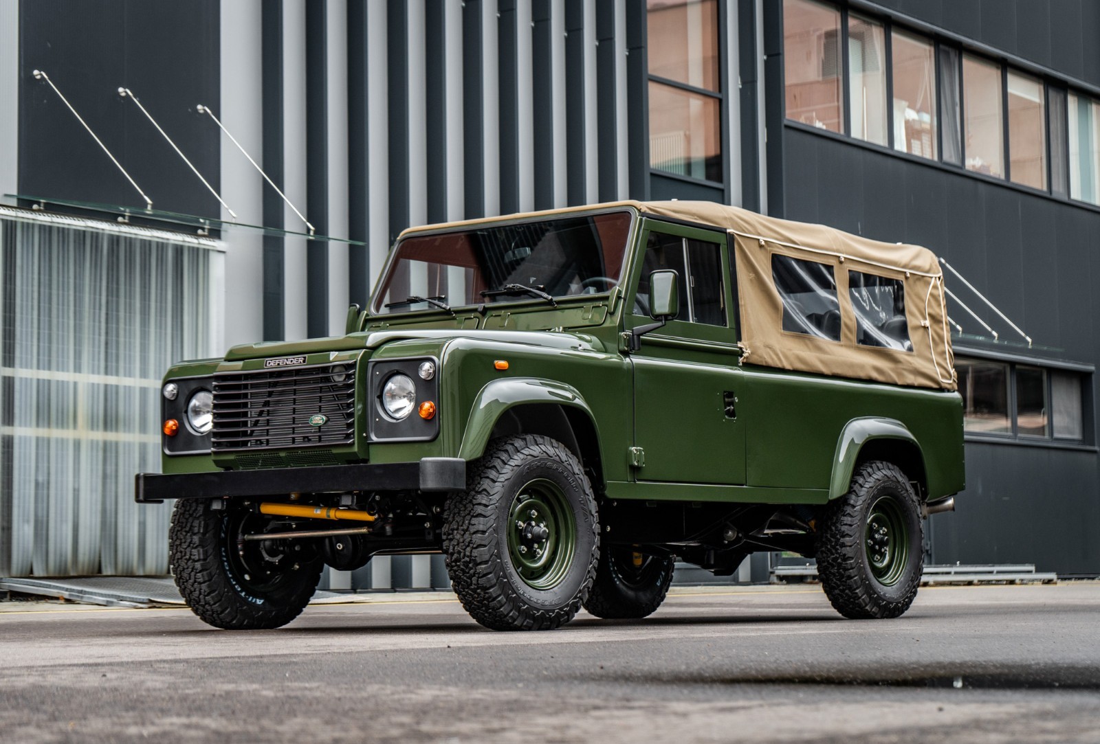 Land-Rover-Defender-1983-SUV-Gray