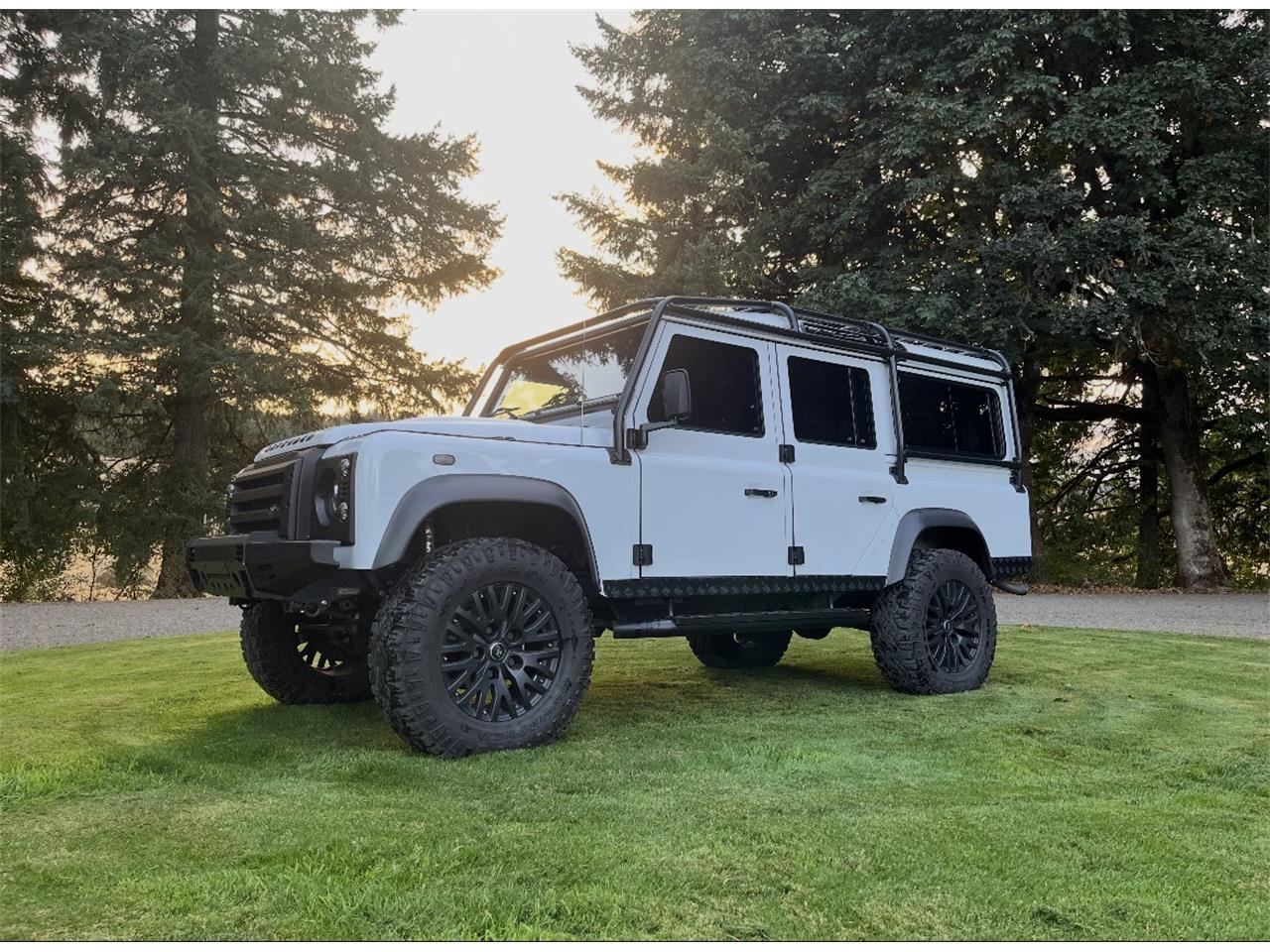 Land-rover-Defender-110-1984-White-Black