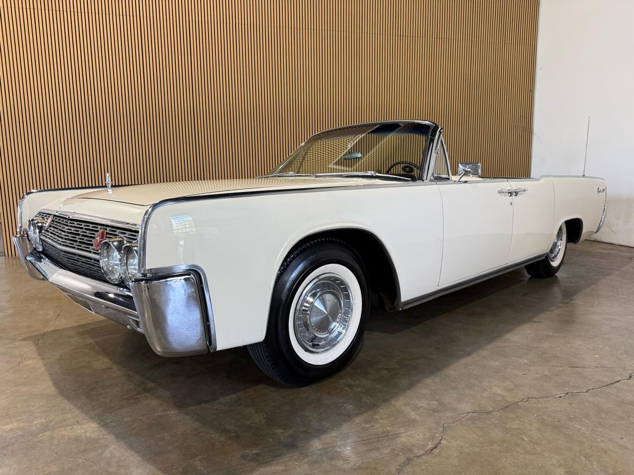 Lincoln-Continental-1962-Classic-Car-White