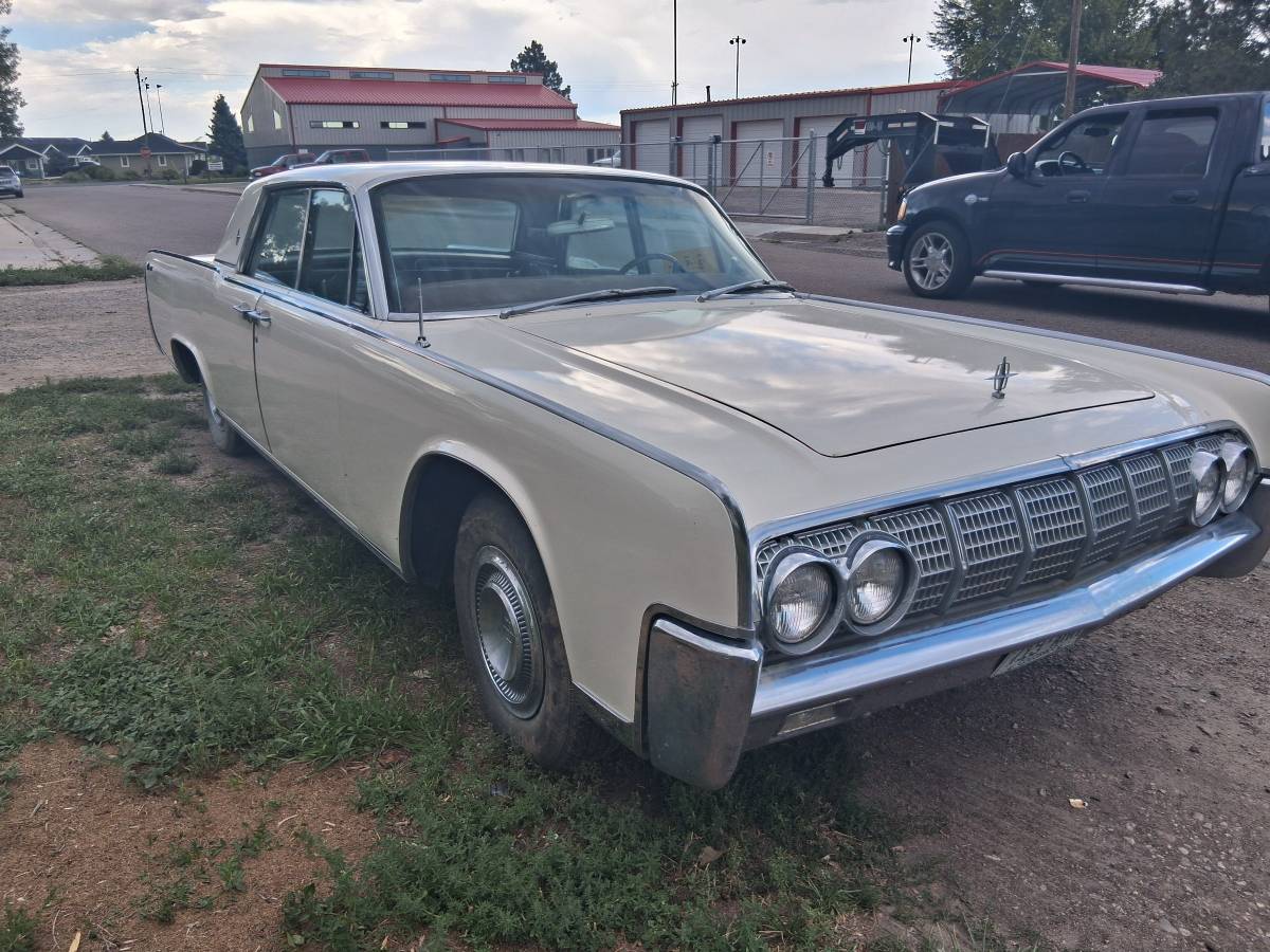 Lincoln-Continental-1964-yellow