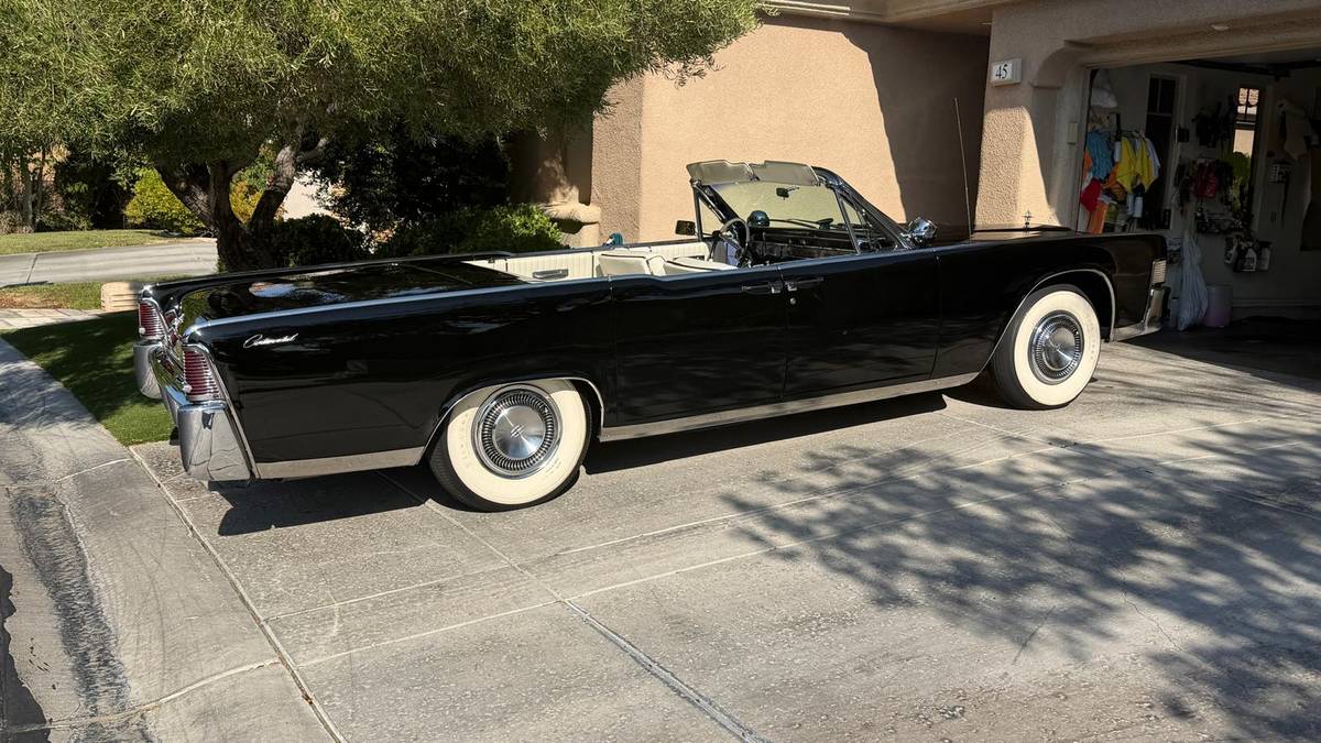Lincoln-Continental-convertible.-1965-black