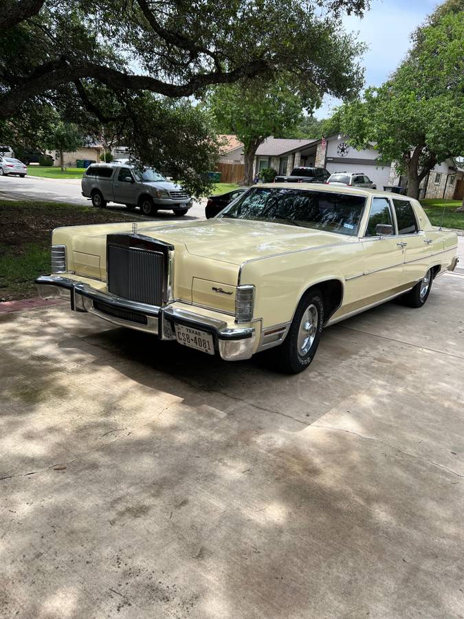 Lincoln-Continental-town-car-1979-yellow
