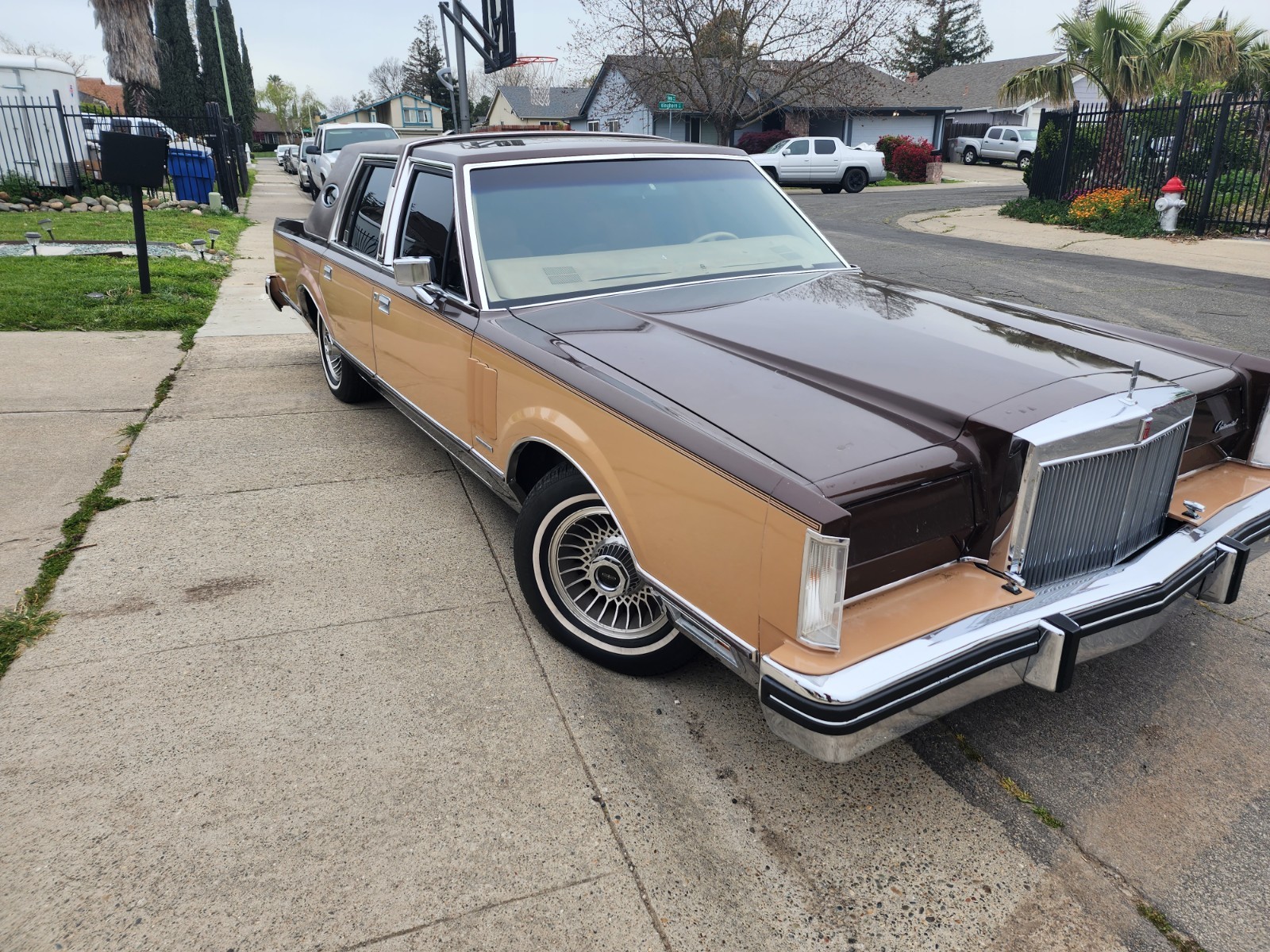Lincoln-Mark-VI-1983-Sedan-Tan