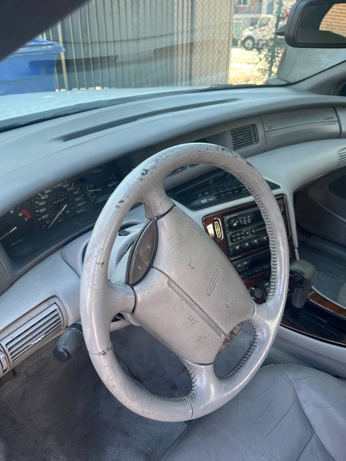 Lincoln-Mark-viii-1996-white