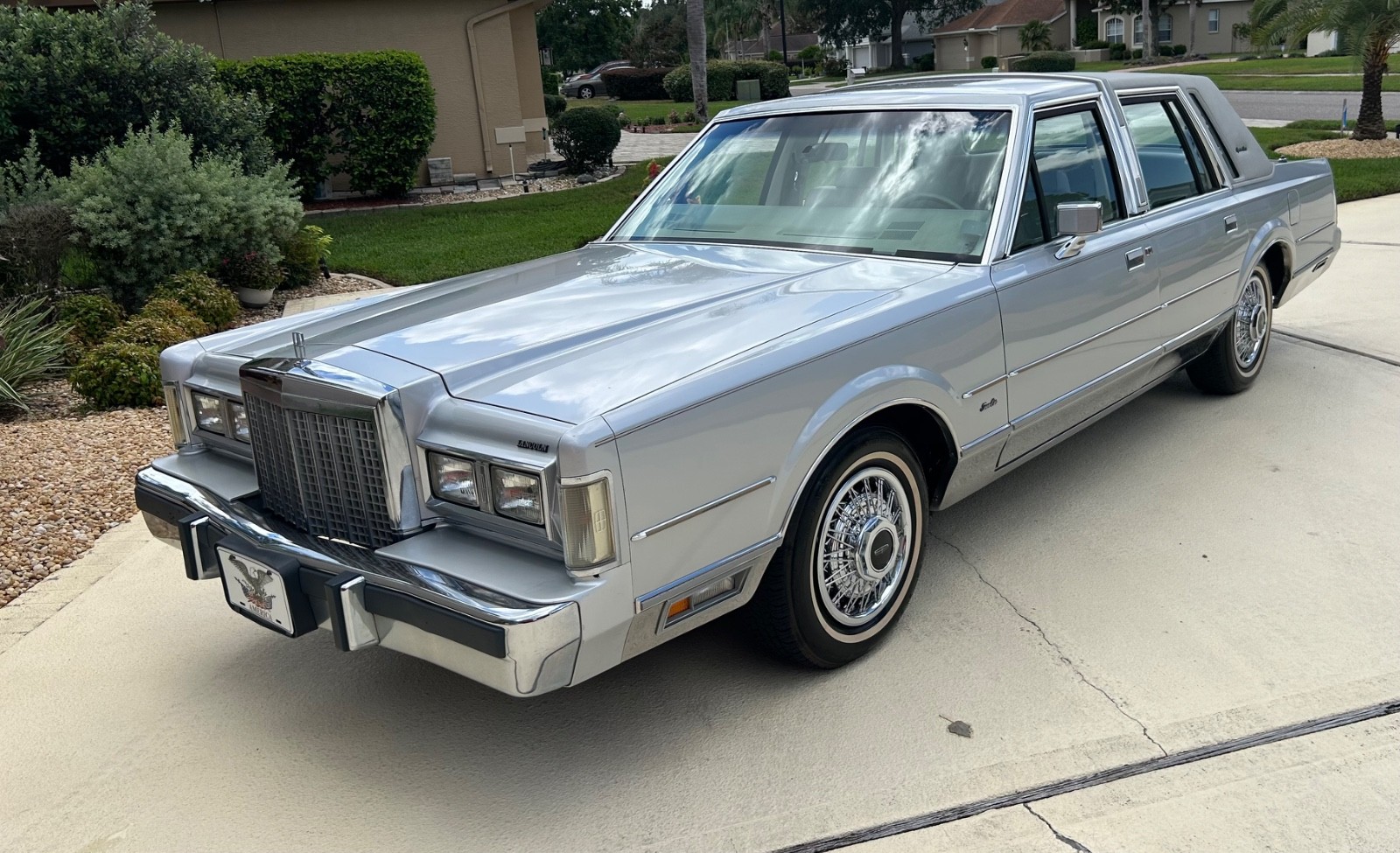 Lincoln-Town-Car-1985-Sedan-Gray