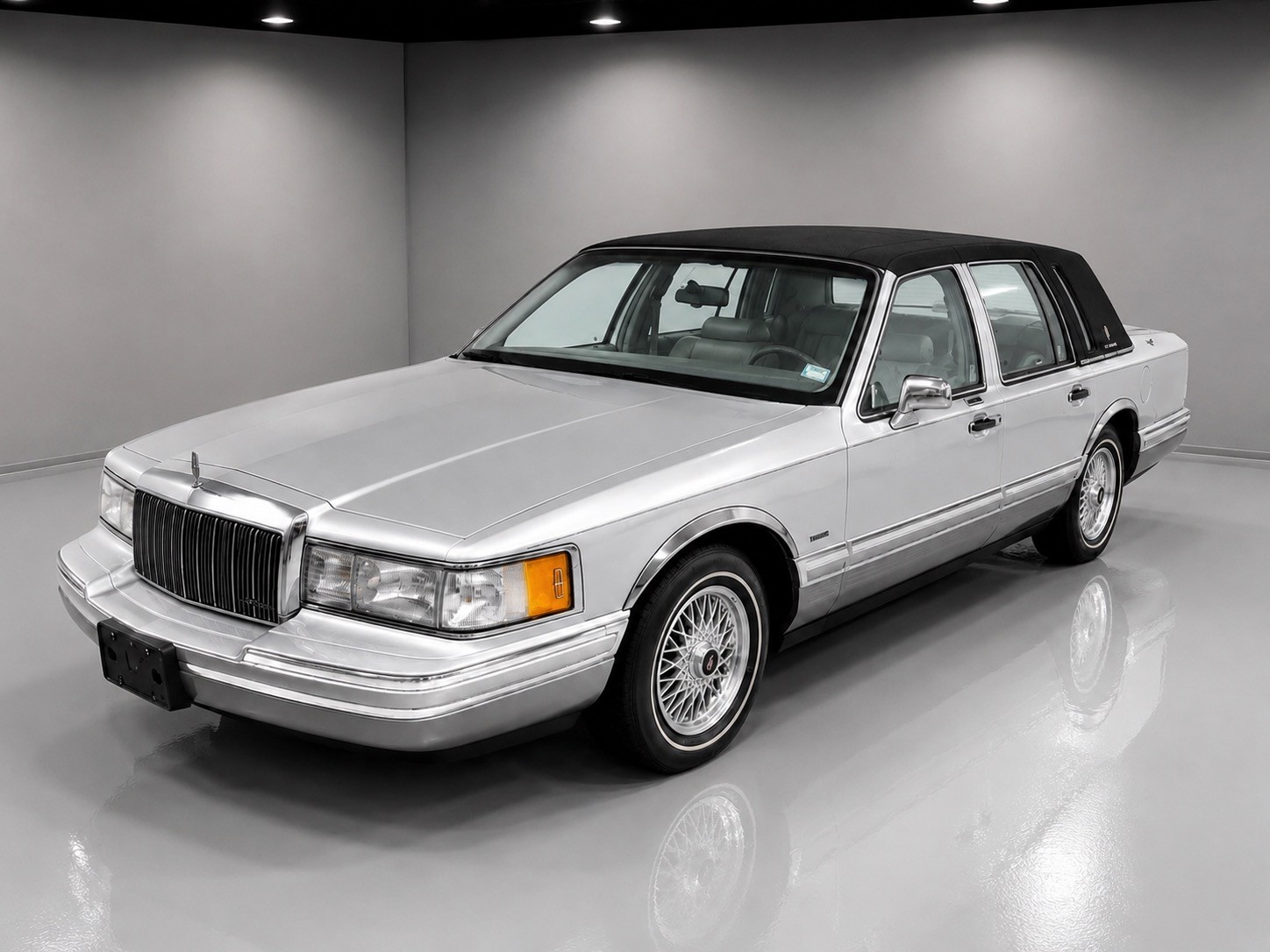 Lincoln-Town-Car-1992-Sedan-Silver