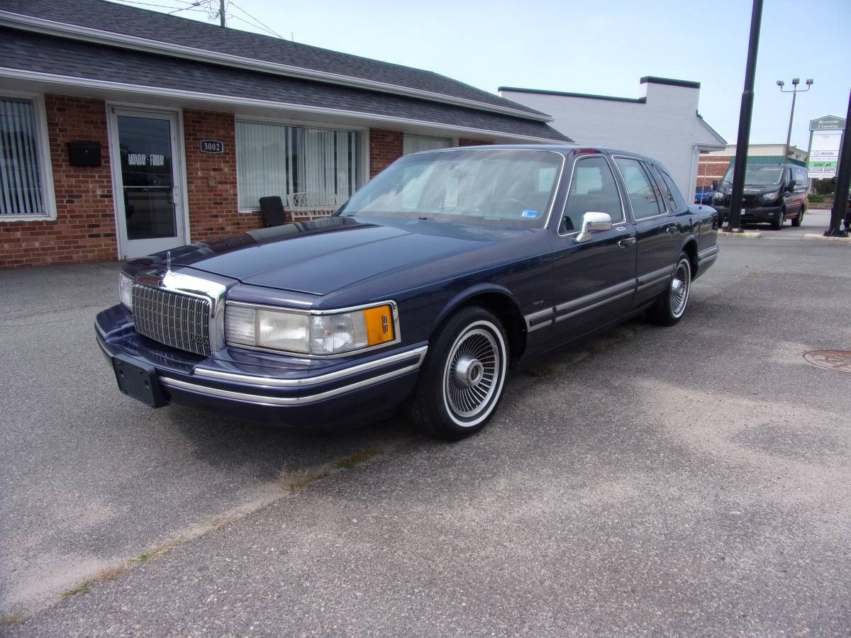 Lincoln-Town-car-executive-1994-blue
