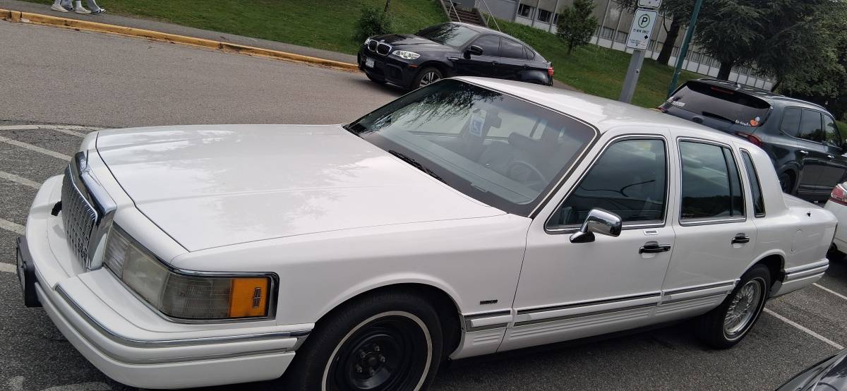 Lincoln-Town-car-executive-1994-white