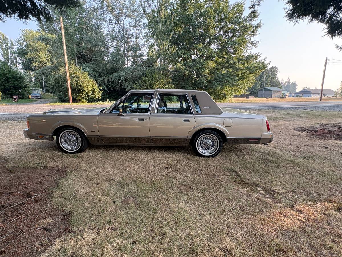 Lincoln-Town-car-signature-1989