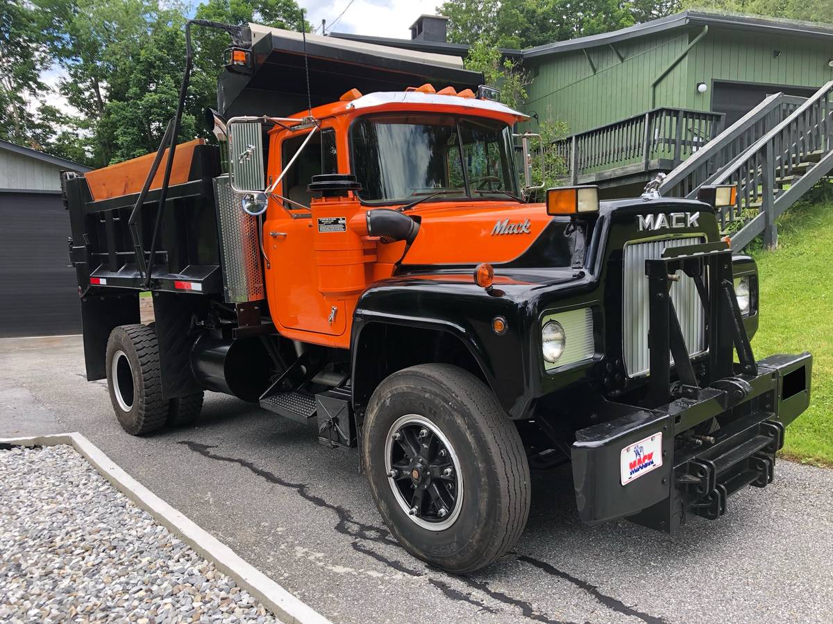 Mack-611-st-1981-orange