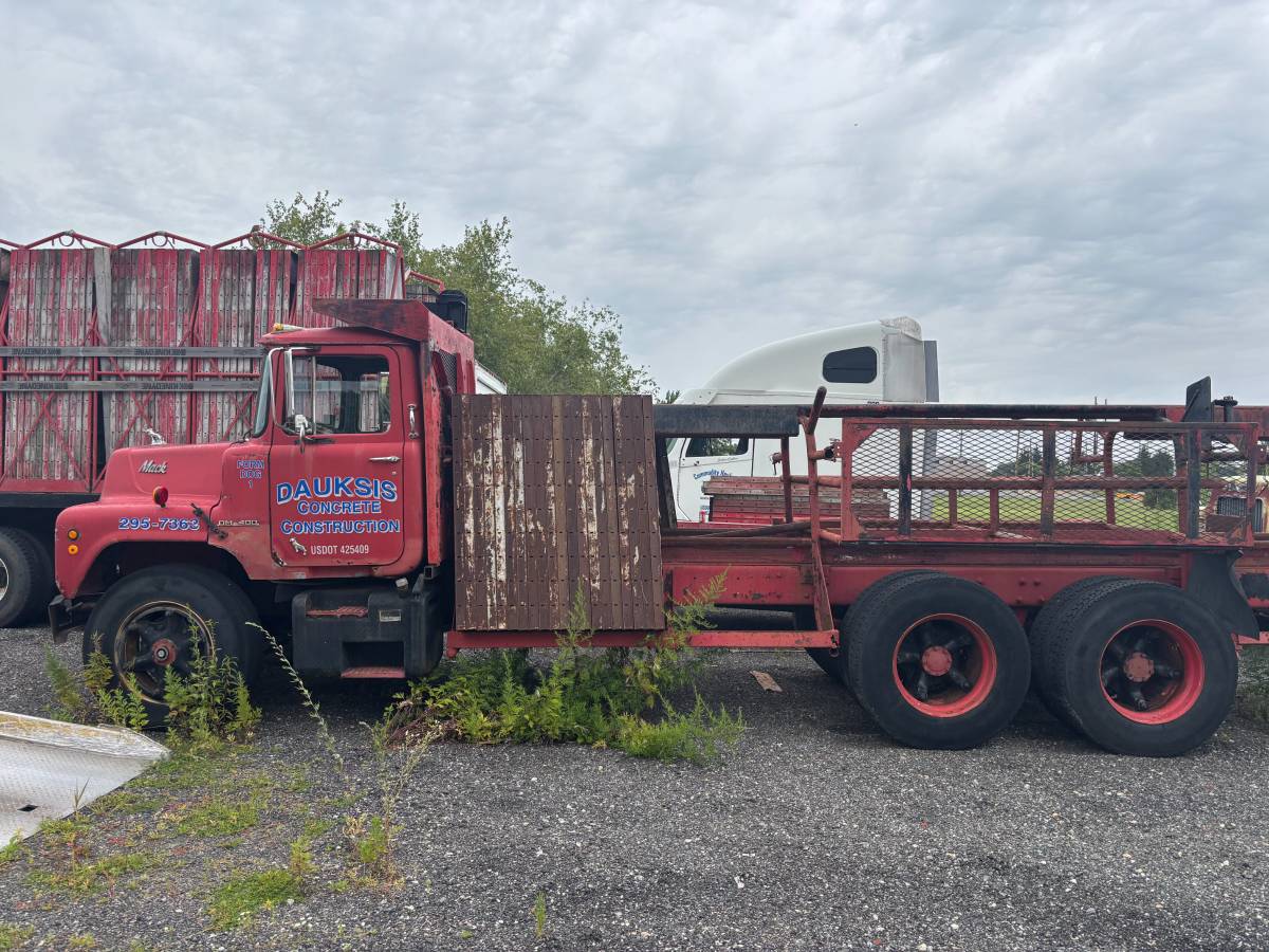 Mack-dm4-1973-Red