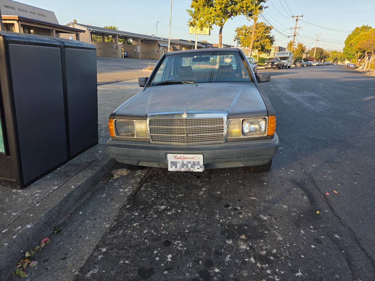 Mercedes-190d-1985-brown