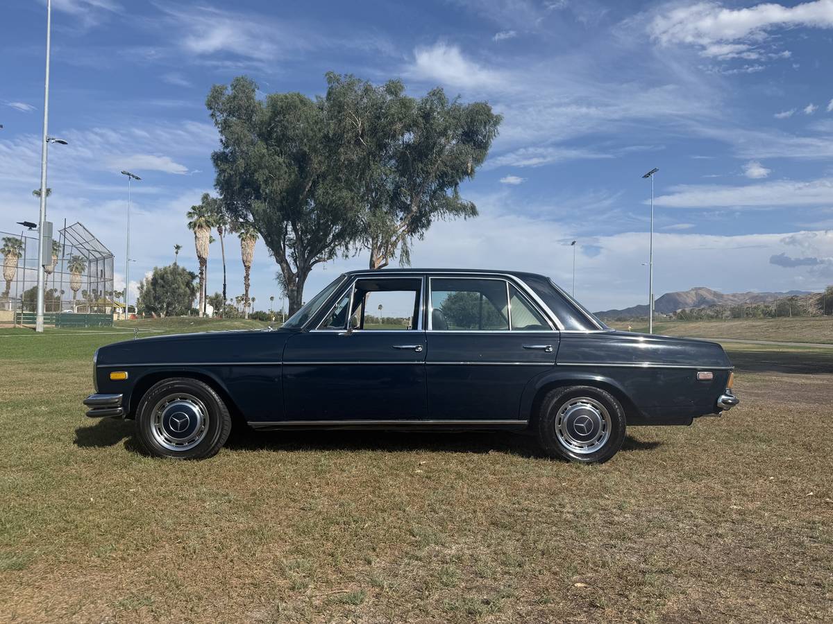 Mercedes-1972-blue