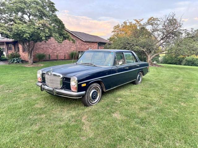 Mercedes-220d-1972-blue