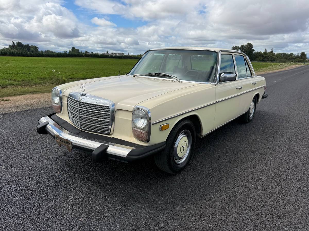 Mercedes-240d-1976-yellow