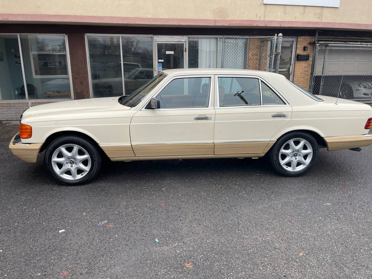 Mercedes-300-sd-1983-yellow