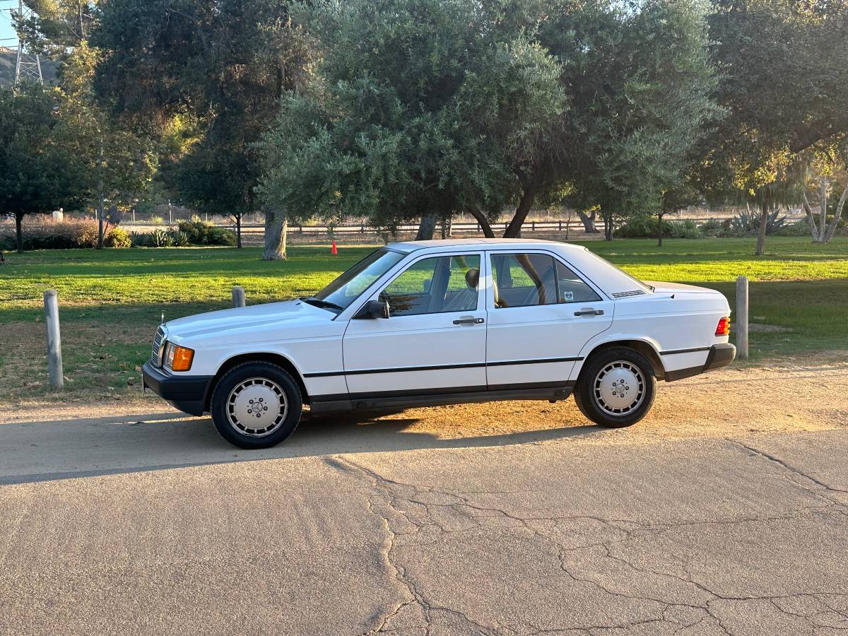 Mercedes-benz-190e-2.3-1988-white
