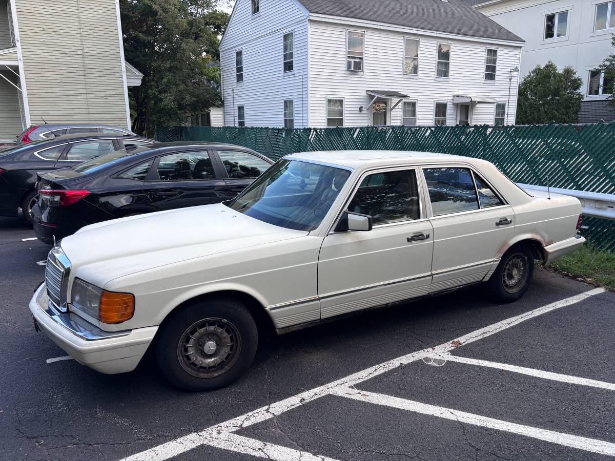 Mercedes-benz-300-1984-white
