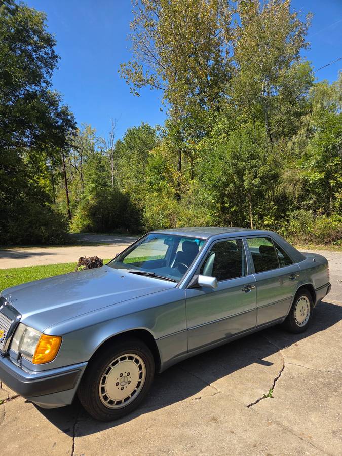 Mercedes-benz-300-e-1990-blue