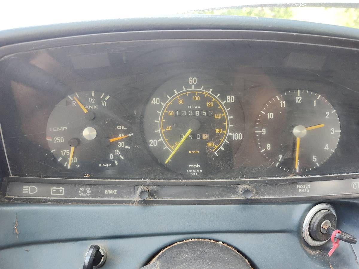 Mercedes-benz-300d-1978-silver