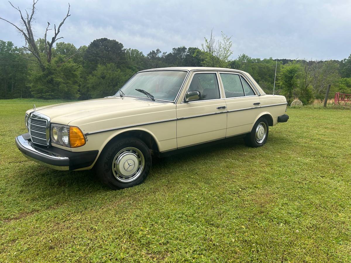 Mercedes-benz-300d-1981-white