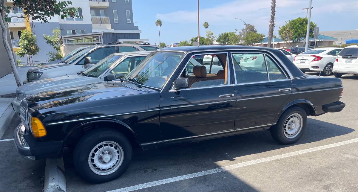 Mercedes-benz-300d-1982-black
