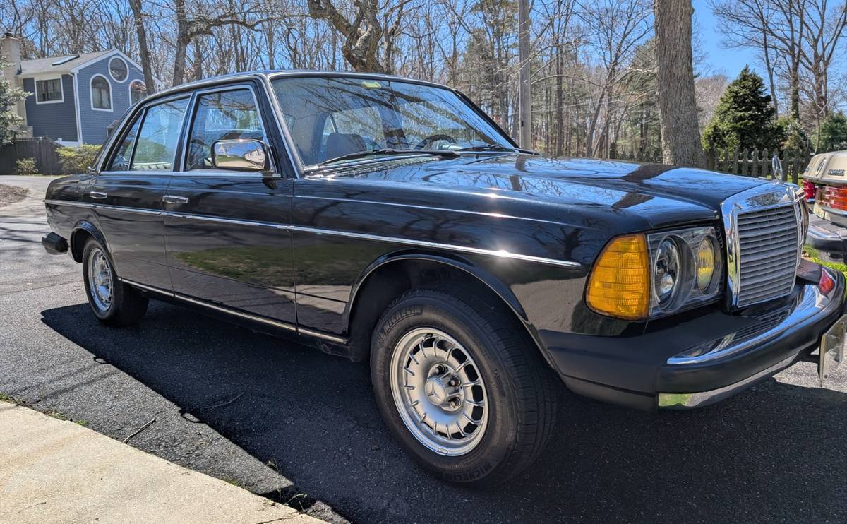 Mercedes-benz-300d-1984-black