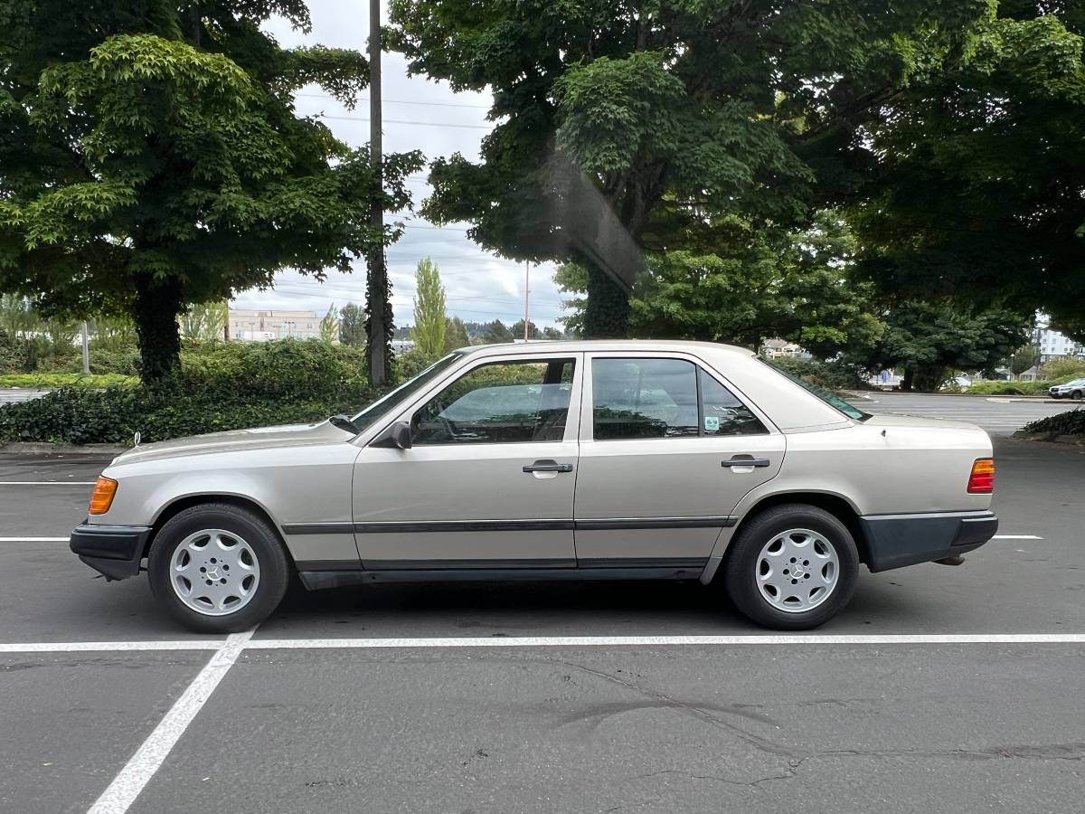 Mercedes-benz-300e-1986-Gray
