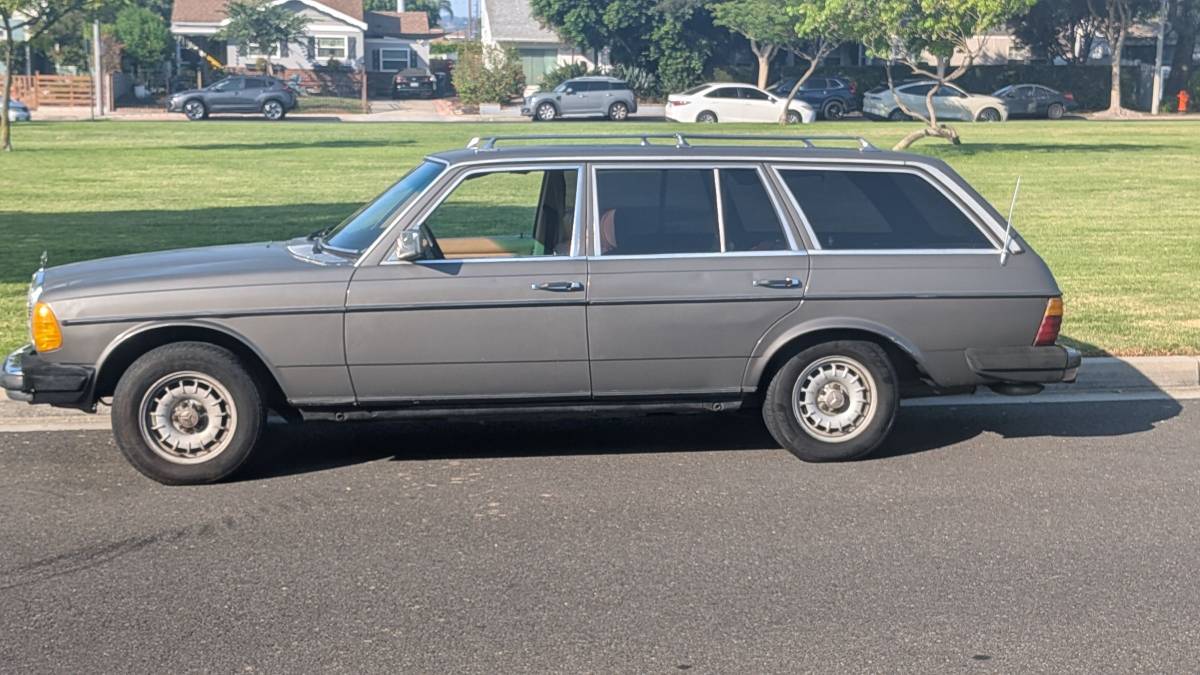Mercedes-benz-300td-1981-grey