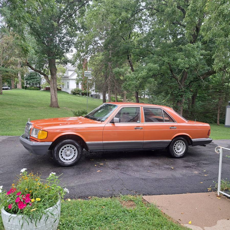 Mercedes-benz-C300-1981-orange