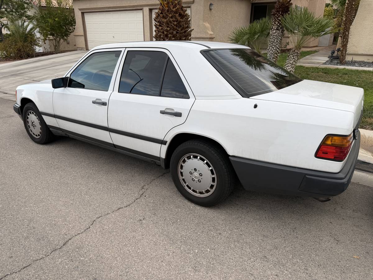 Mercedes-benz-E-class-260-1987-white