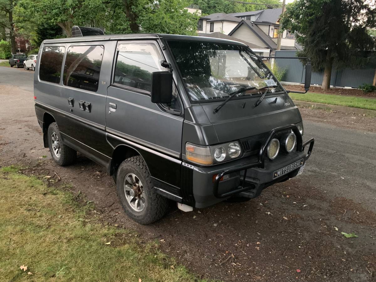 Mitsubishi-Delica-1991-grey