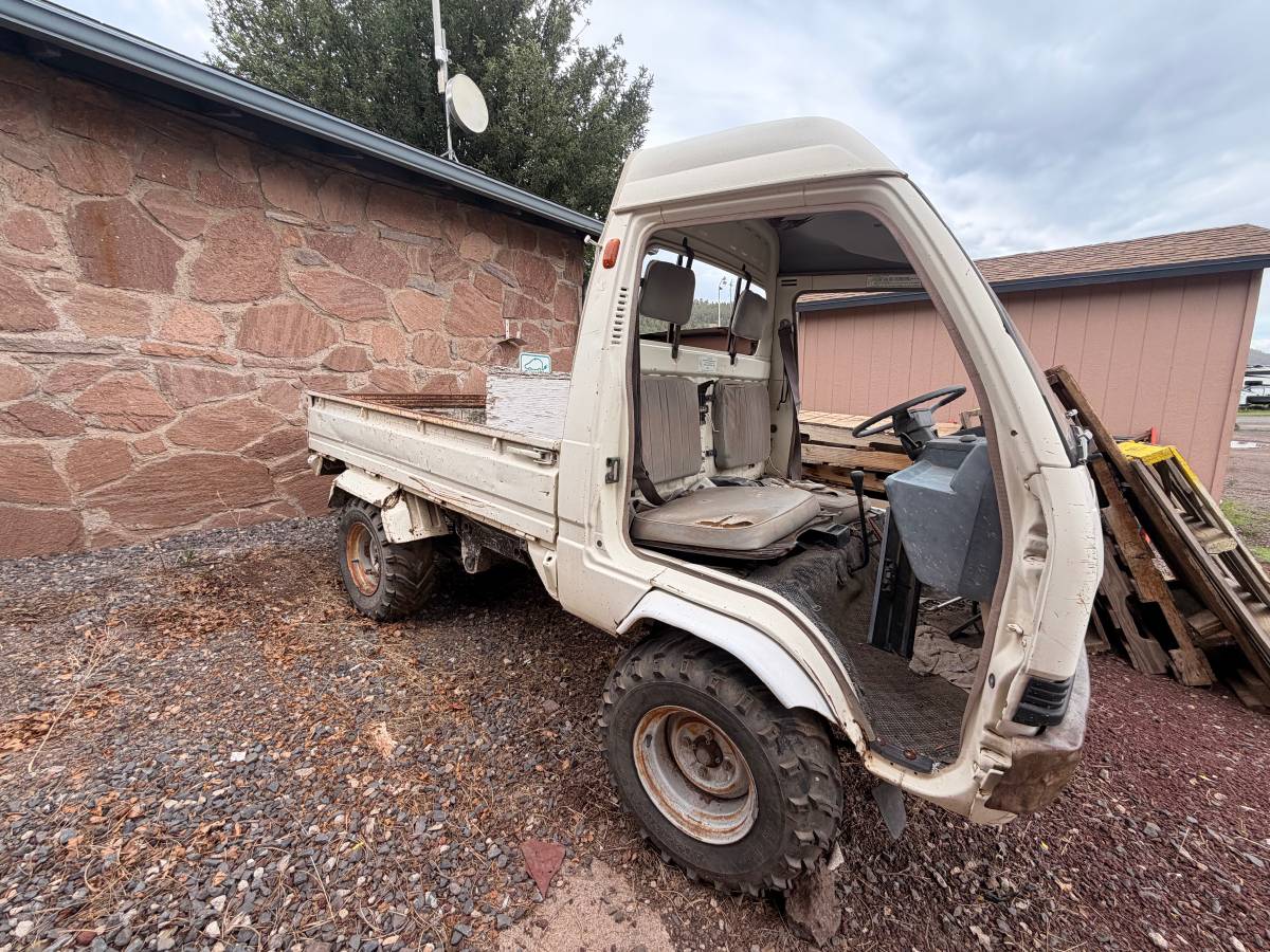 Mitsubishi-Minicab-1987-white